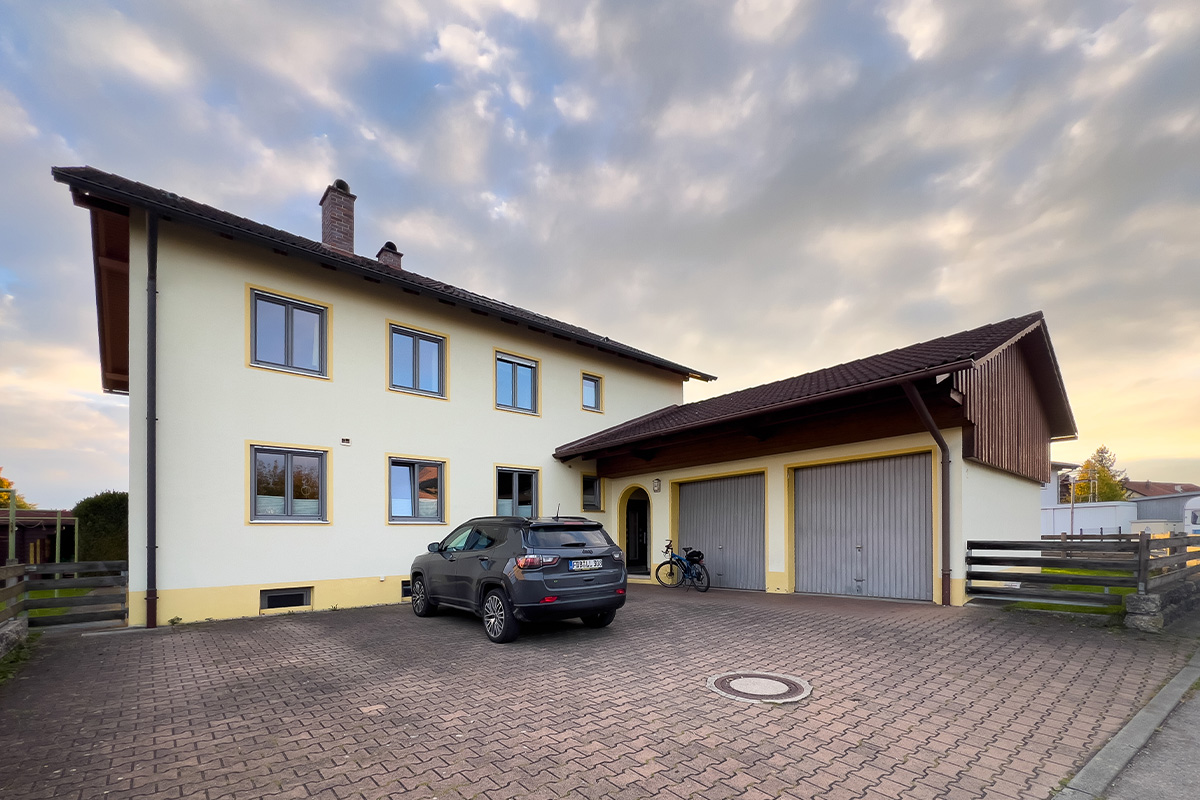 Seaside Bungalow – helles Interieur mit Sofa